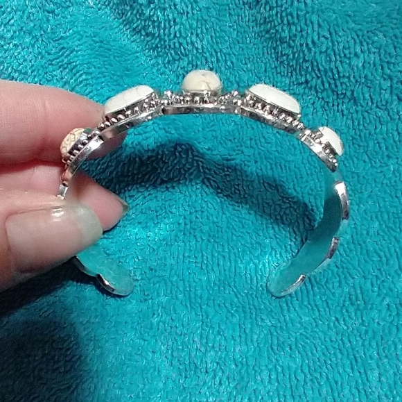 Silvertone and White Howlite Stones Cuff Bracelet vintage - Picture 5 of 5
